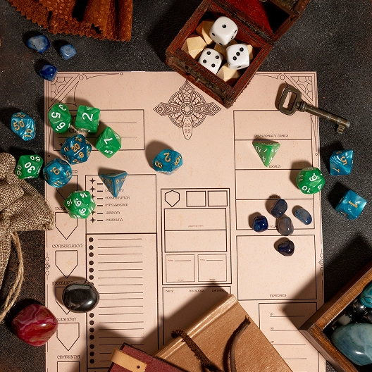 Fantasy bordspelaccessoires met dobbelstenen en kaarten op tafel